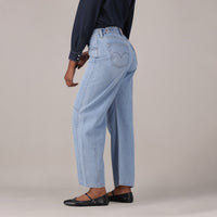 LEVI'S® WOMEN'S CINCH BARREL JEANS - MED INDIGO - WORN IN
