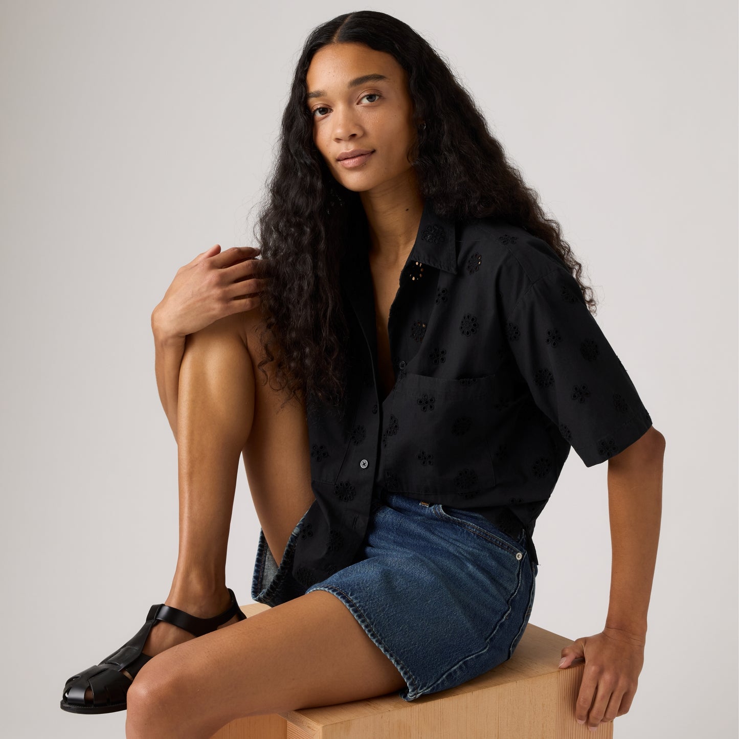 LEVI'S® WOMEN'S NOVELTY HARLIE SHORT-SLEEVE CROPPED SHIRT - BLACK