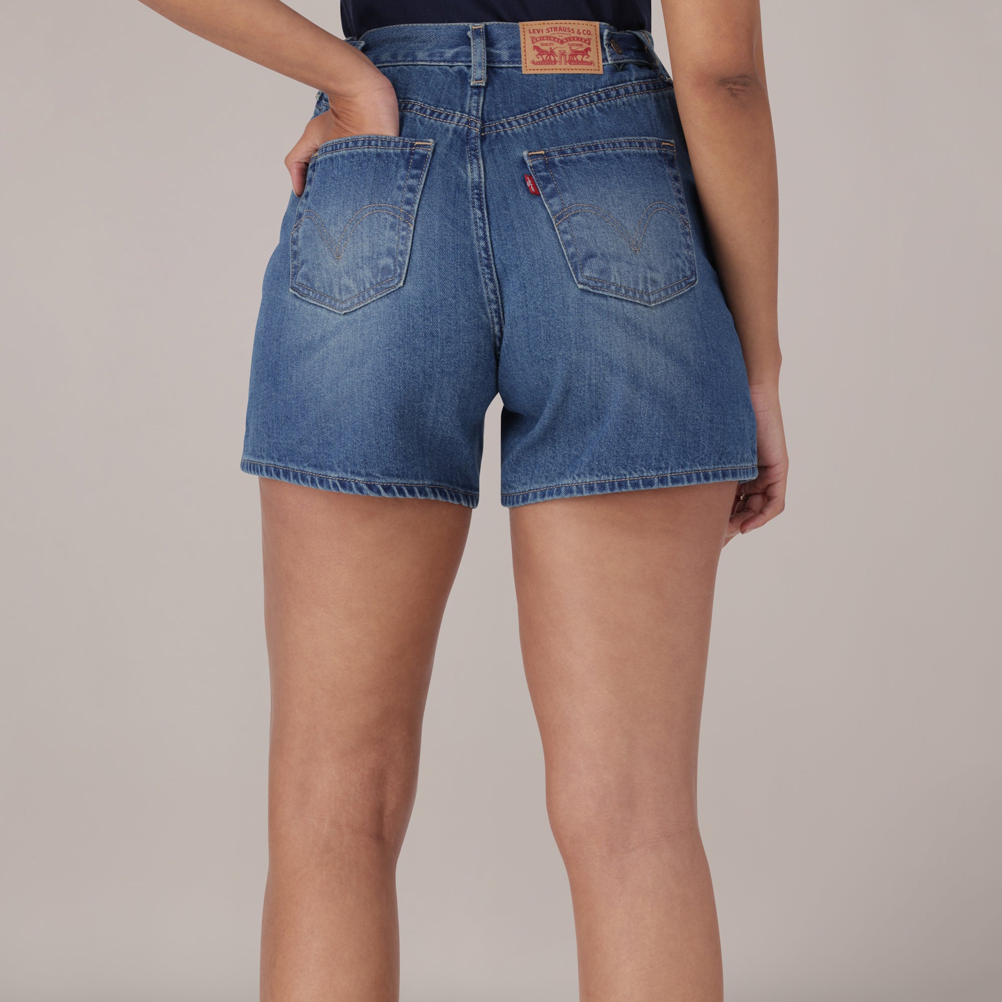 LEVI'S® WOMEN'S CINCH MID-THIGH SHORTS - MED INDIGO - WORN IN