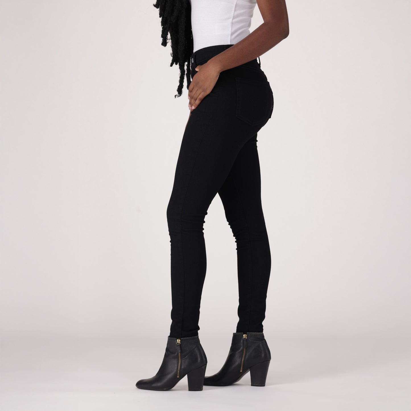 LEVI’S® WOMEN'S 710 MID-RISE SUPER SKINNY JEANS - BLACK