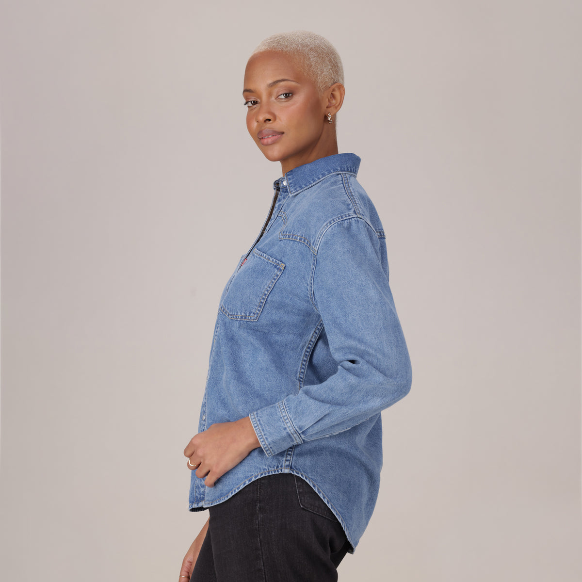 LEVI'S® WOMEN'S TEODORA WESTERN SHIRT - MED INDIGO - WORN IN