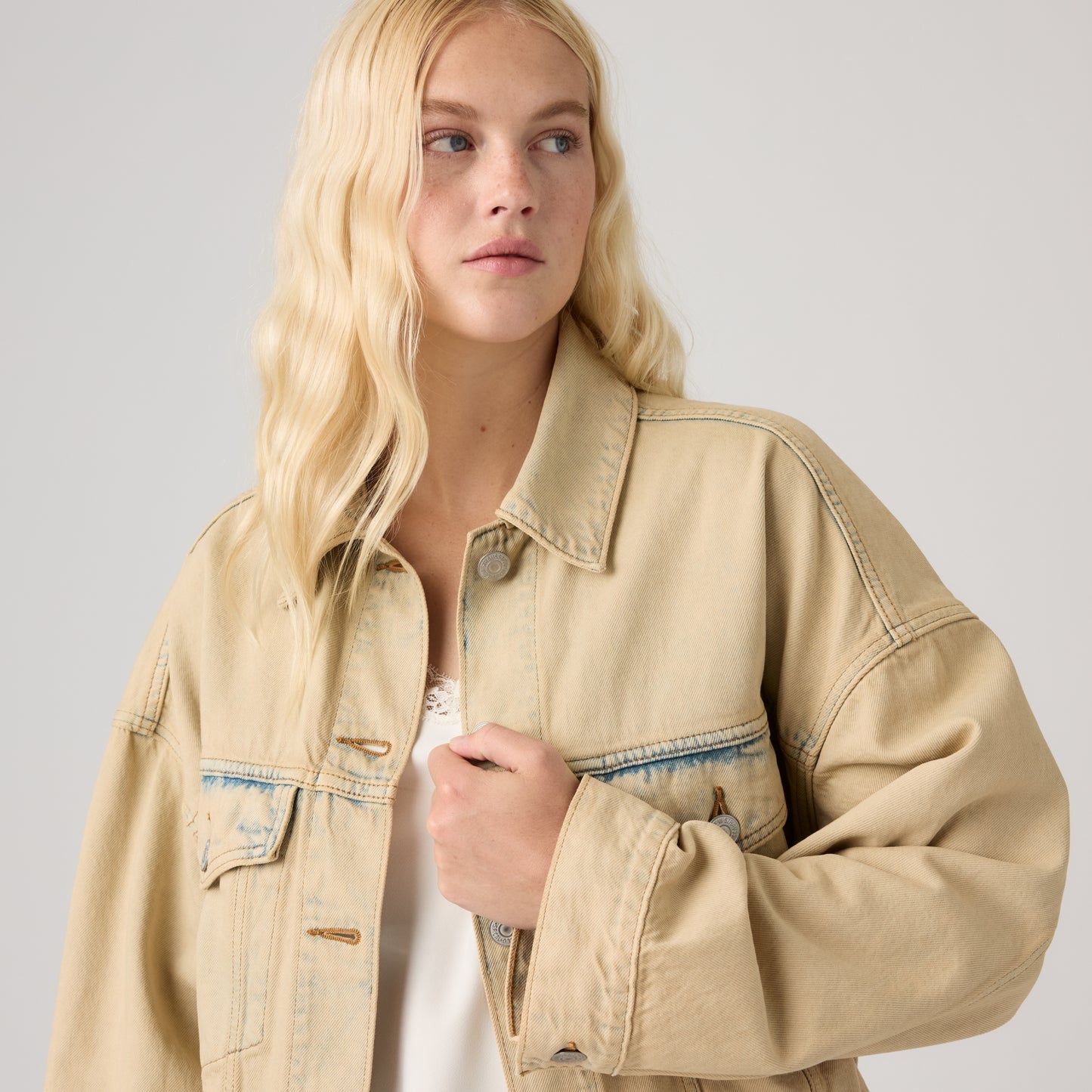 LEVI'S® WOMEN'S LOOSE CROP TRUCKER JACKET - NEUTRAL