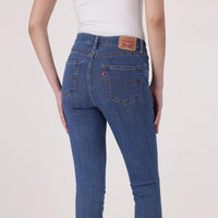 LEVI’S® WOMEN'S 721 HIGH-RISE SKINNY JEANS - MED INDIGO - FLAT FINISH