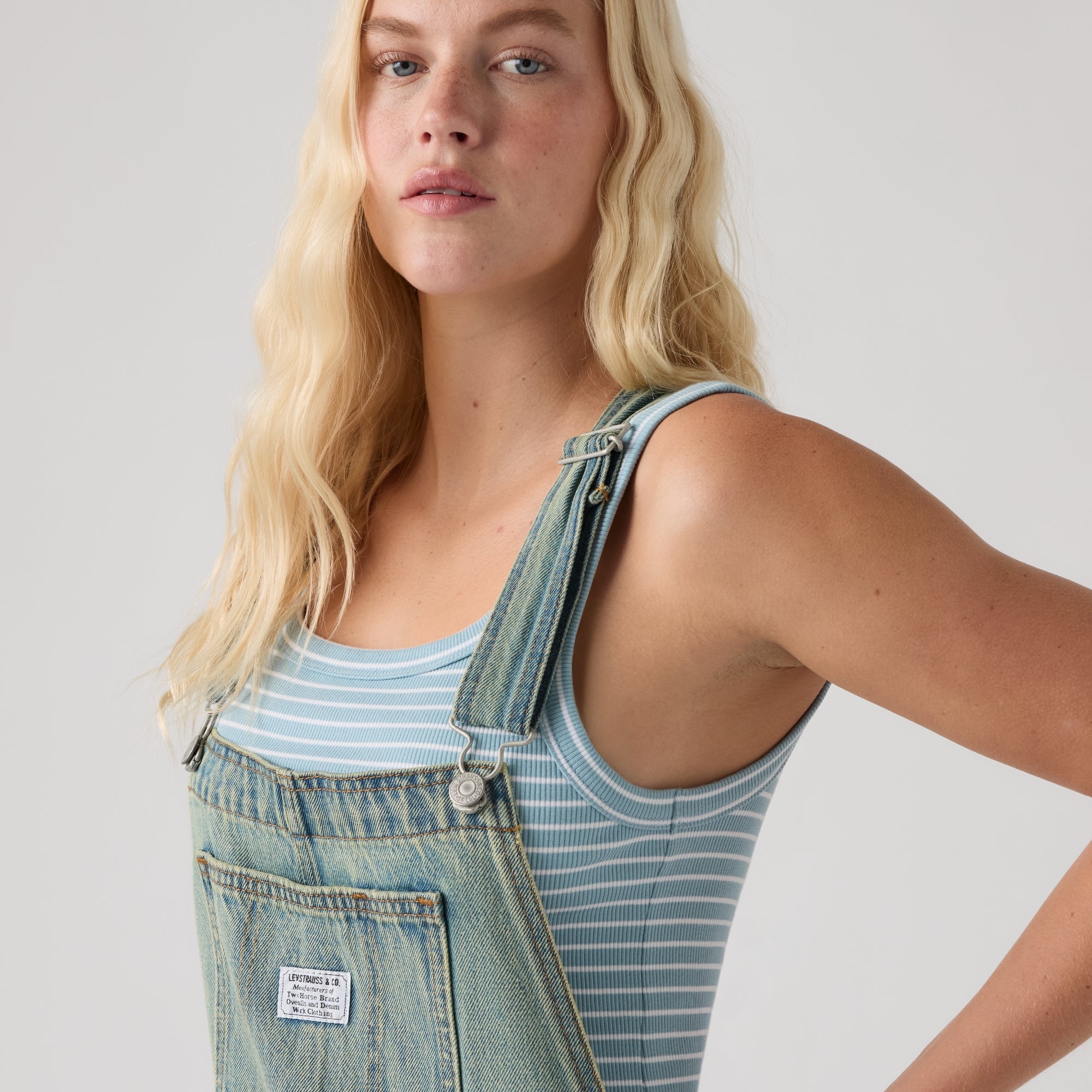 LEVI'S® WOMEN'S VINTAGE DENIM OVERALLS - MED INDIGO - WORN IN
