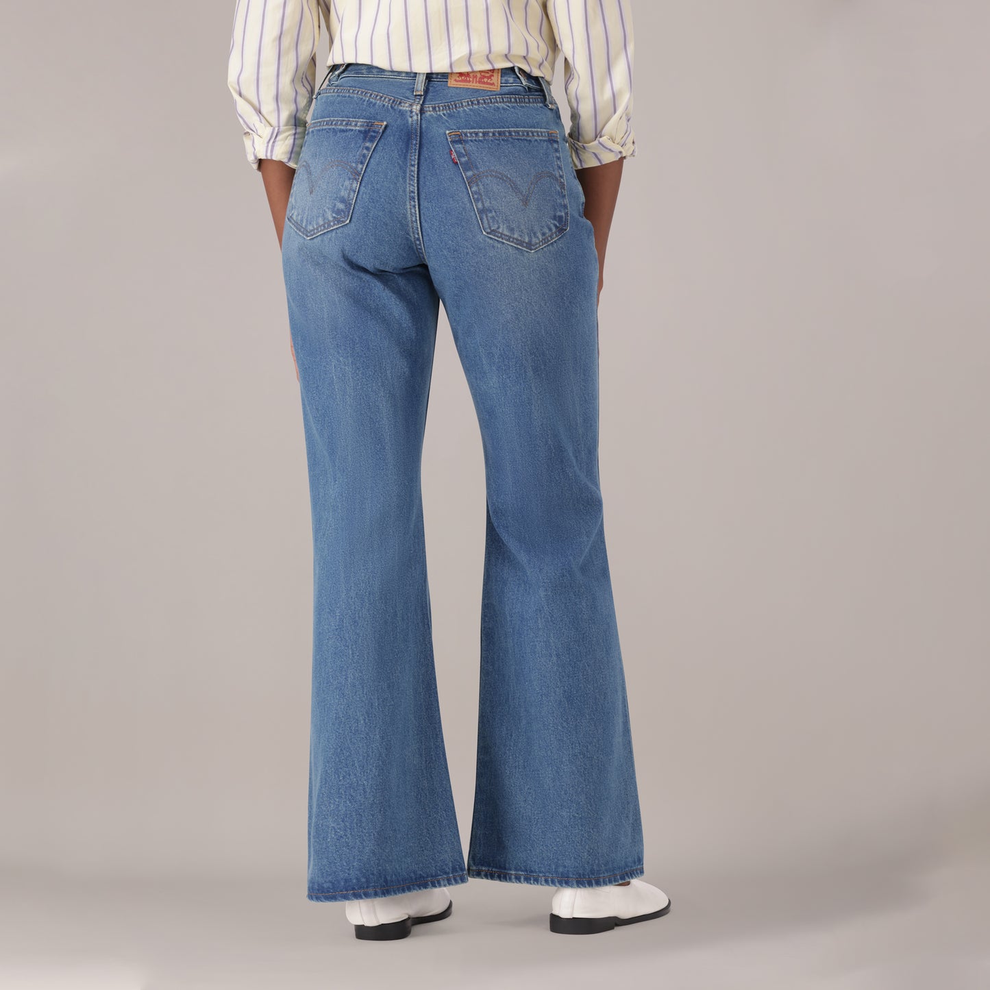 LEVI'S® WOMEN'S CINCH FLARE JEANS - MED INDIGO - WORN IN