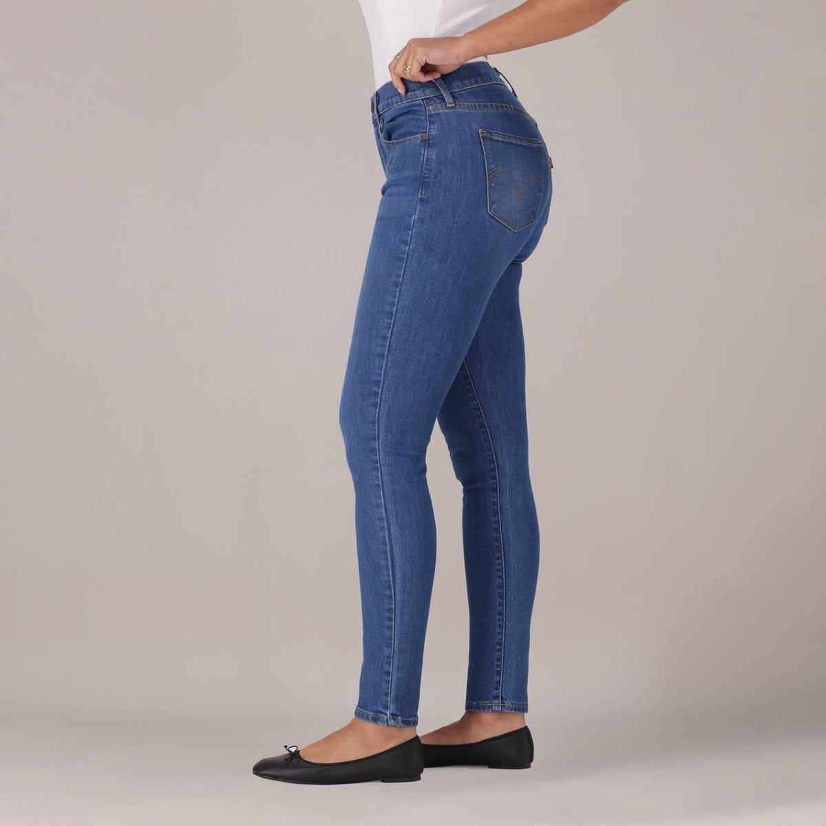 LEVI'S® WOMEN'S CURVY HIGH-RISE SUPER SKINNY  - MED INDIGO - WORN IN