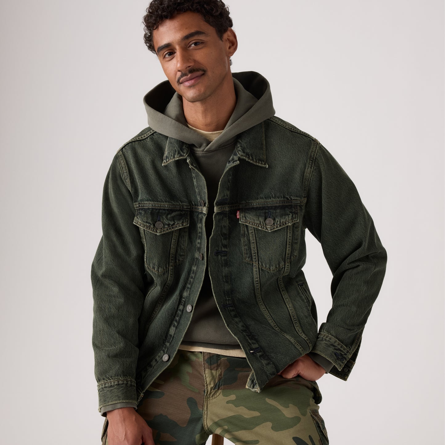 LEVI'S® MEN'S RELAXED TYPE 3 TRUCKER JACKET - MED INDIGO - WORN IN