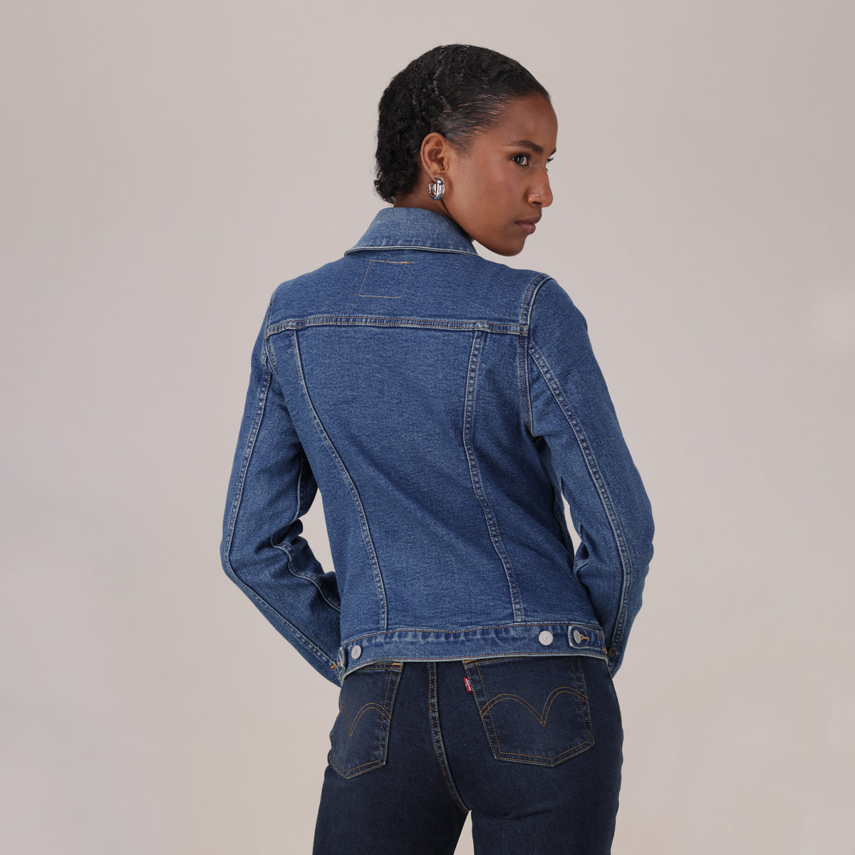LEVI’S® WOMEN'S ORIGINAL TRUCKER JACKET - MED INDIGO - WORN IN