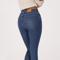LEVI'S® WOMEN'S CURVY HIGH-RISE SUPER SKINNY  - DARK INDIGO - WORN IN