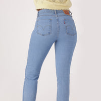 LEVI'S® WOMEN'S CURVY STRAIGHT  - MED INDIGO - WORN IN