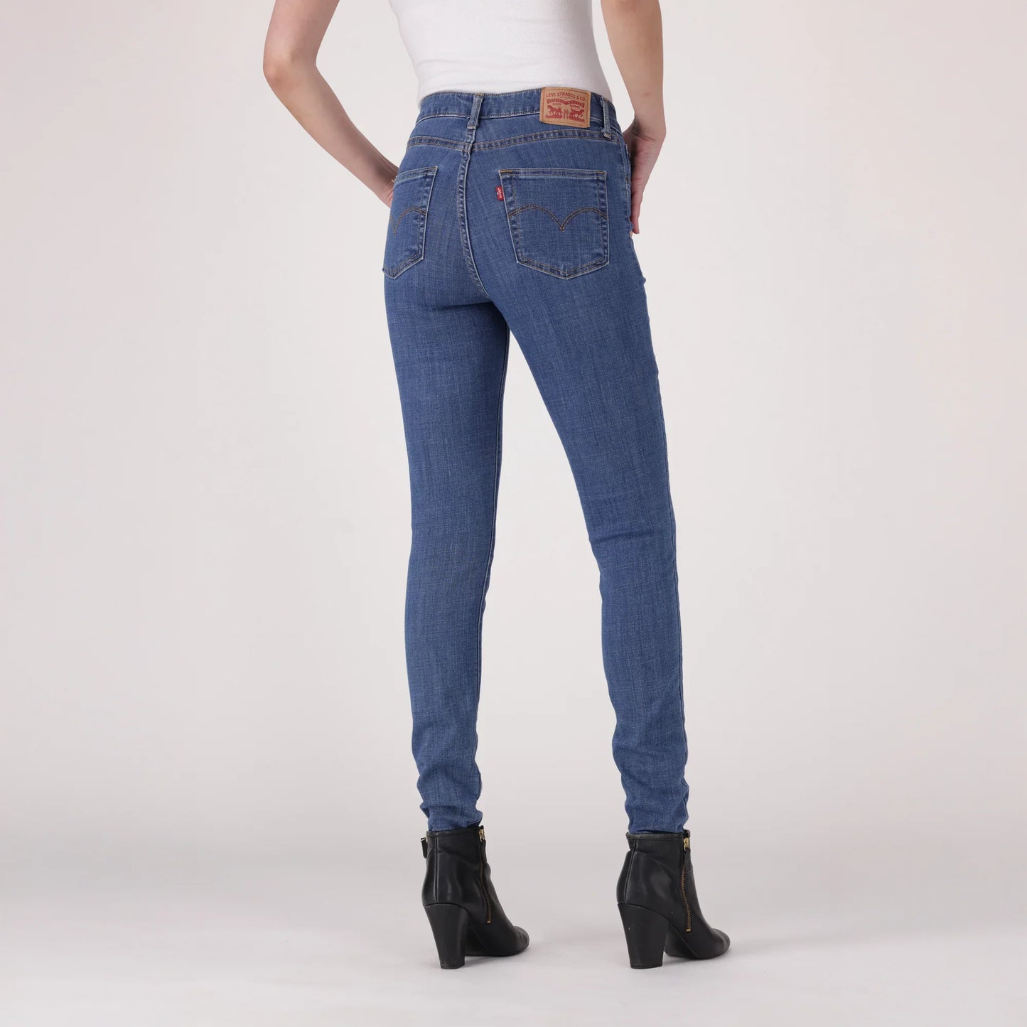 LEVI’S® WOMEN'S 721 HIGH-RISE SKINNY JEANS - MED INDIGO - FLAT FINISH