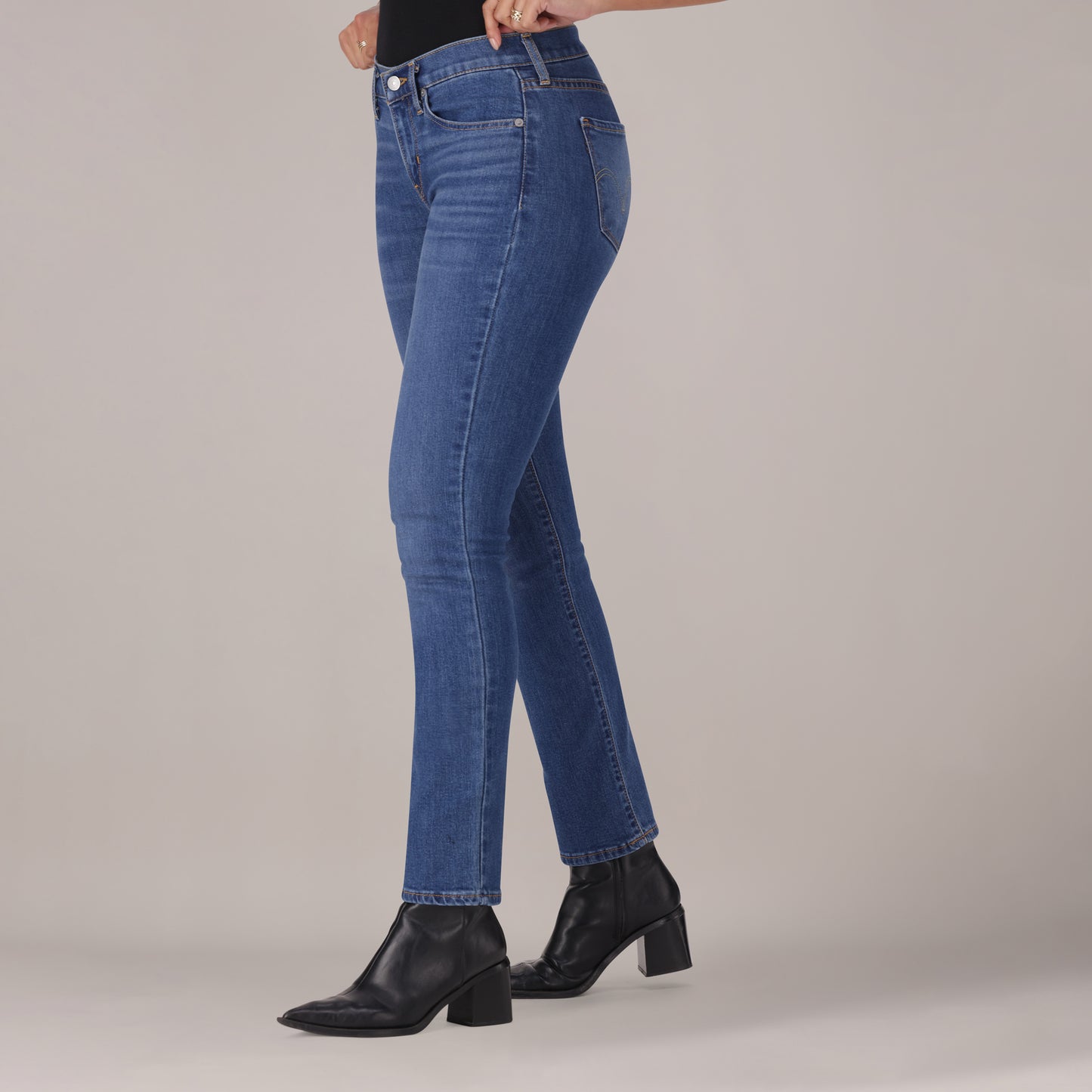 LEVI'S® WOMEN'S CURVY STRAIGHT  - MED INDIGO - WORN IN
