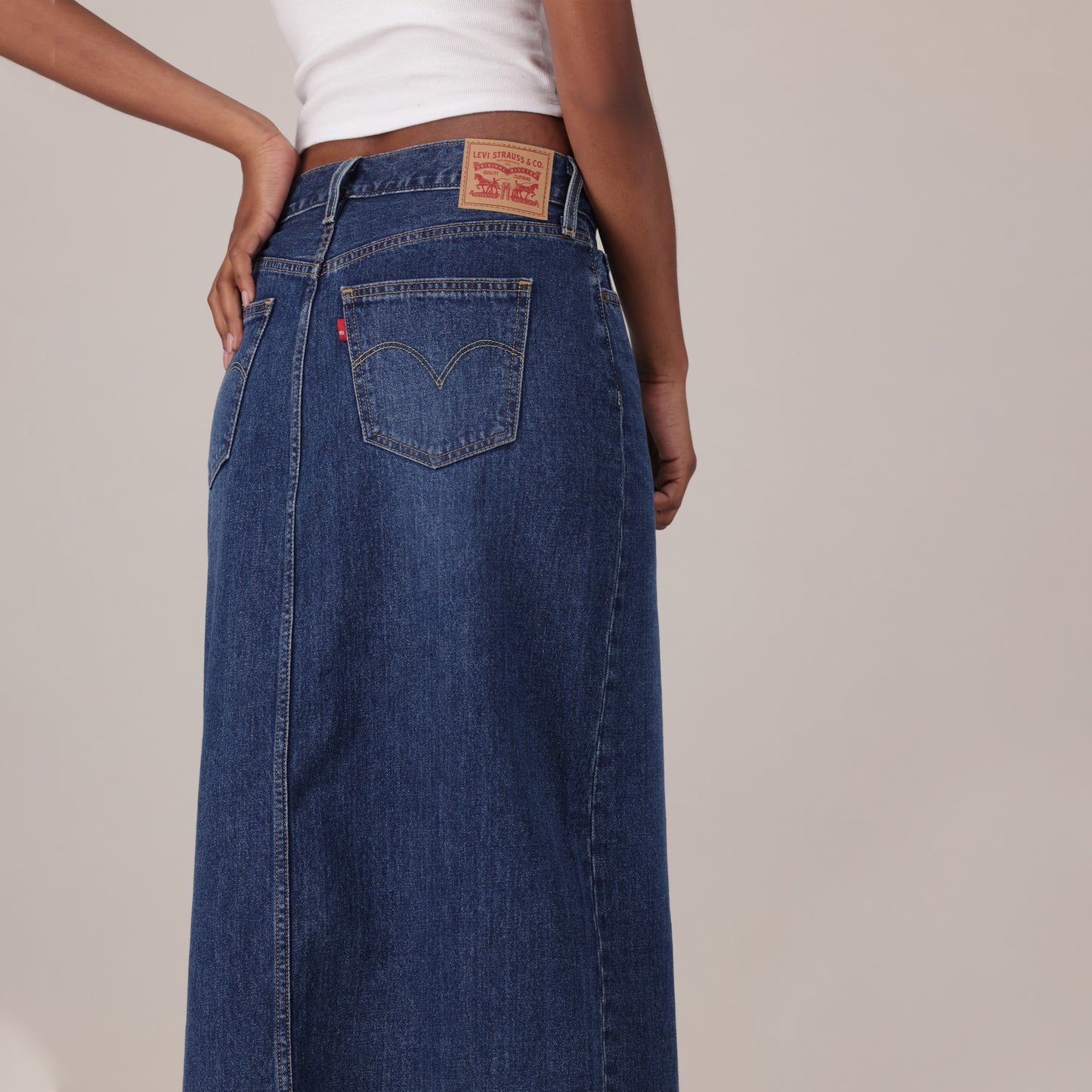 LEVI'S® WOMEN'S COLUMN SKIRT - MED INDIGO - FLAT FINISH