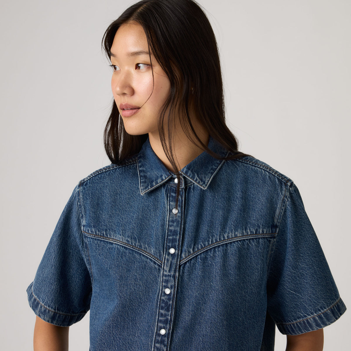 LEVI'S® WOMEN'S LOGAN SHORT-SLEEVE DENIM SHIRT - DARK INDIGO - WORN IN