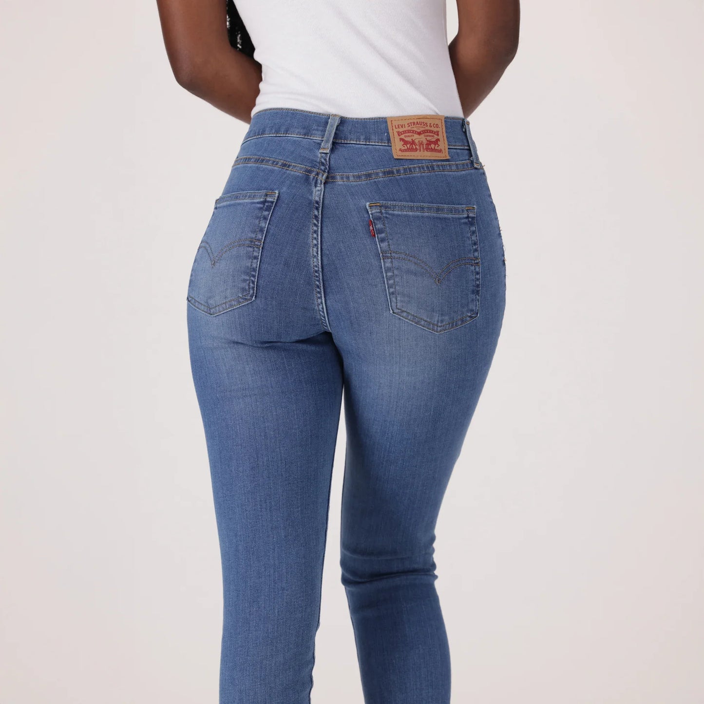 LEVI'S® WOMEN'S 720 HIGH-RISE SUPER SKINNY JEANS - MED INDIGO - WORN IN