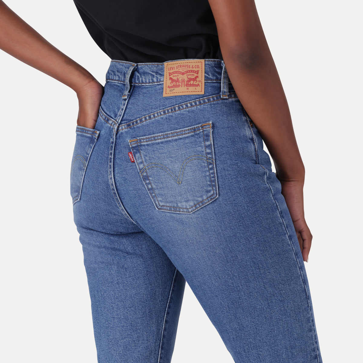 LEVI'S® WOMEN'S 501® ORIGINAL CROPPED JEANS - LIGHT INDIGO - WORN IN