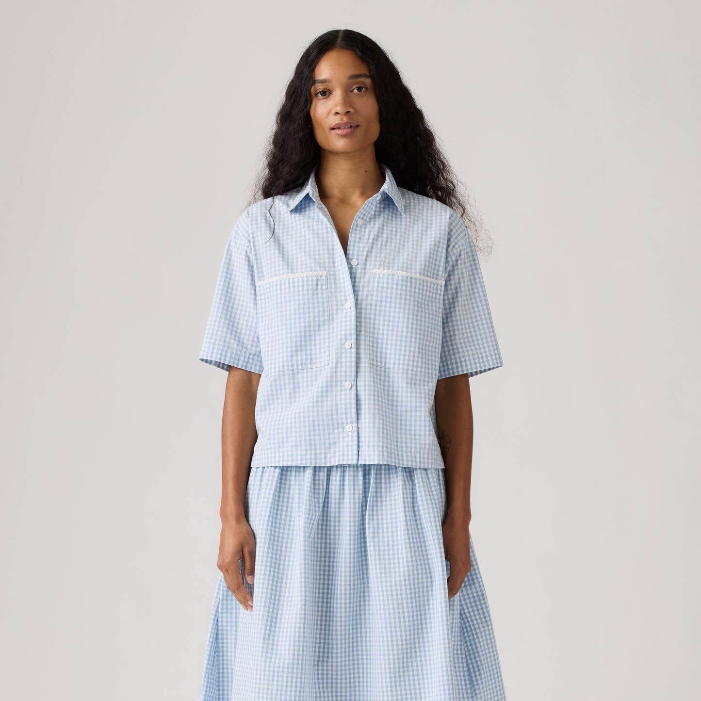 LEVI'S® WOMEN'S NOVELTY HARLIE SHORT-SLEEVE CROPPED SHIRT - BLUE