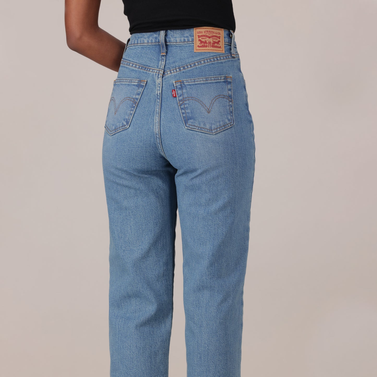 LEVI'S® WOMEN'S RIBCAGE STRAIGHT ANKLE JEANS - MED INDIGO - WORN IN