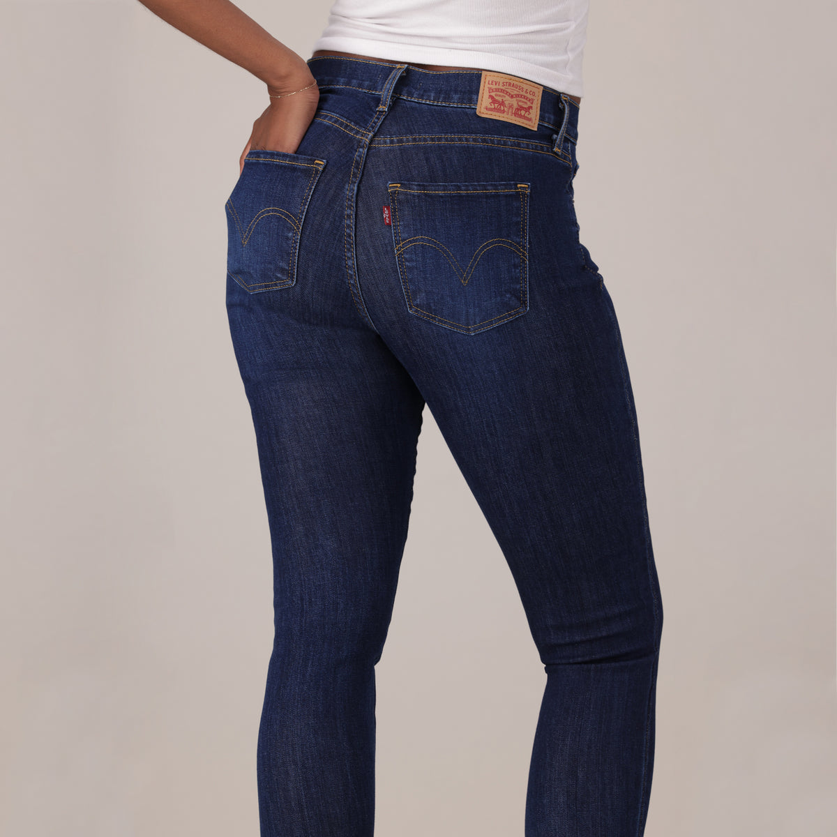 LEVI'S® WOMEN'S CURVY HIGH-RISE SUPER SKINNY  - MED INDIGO - WORN IN