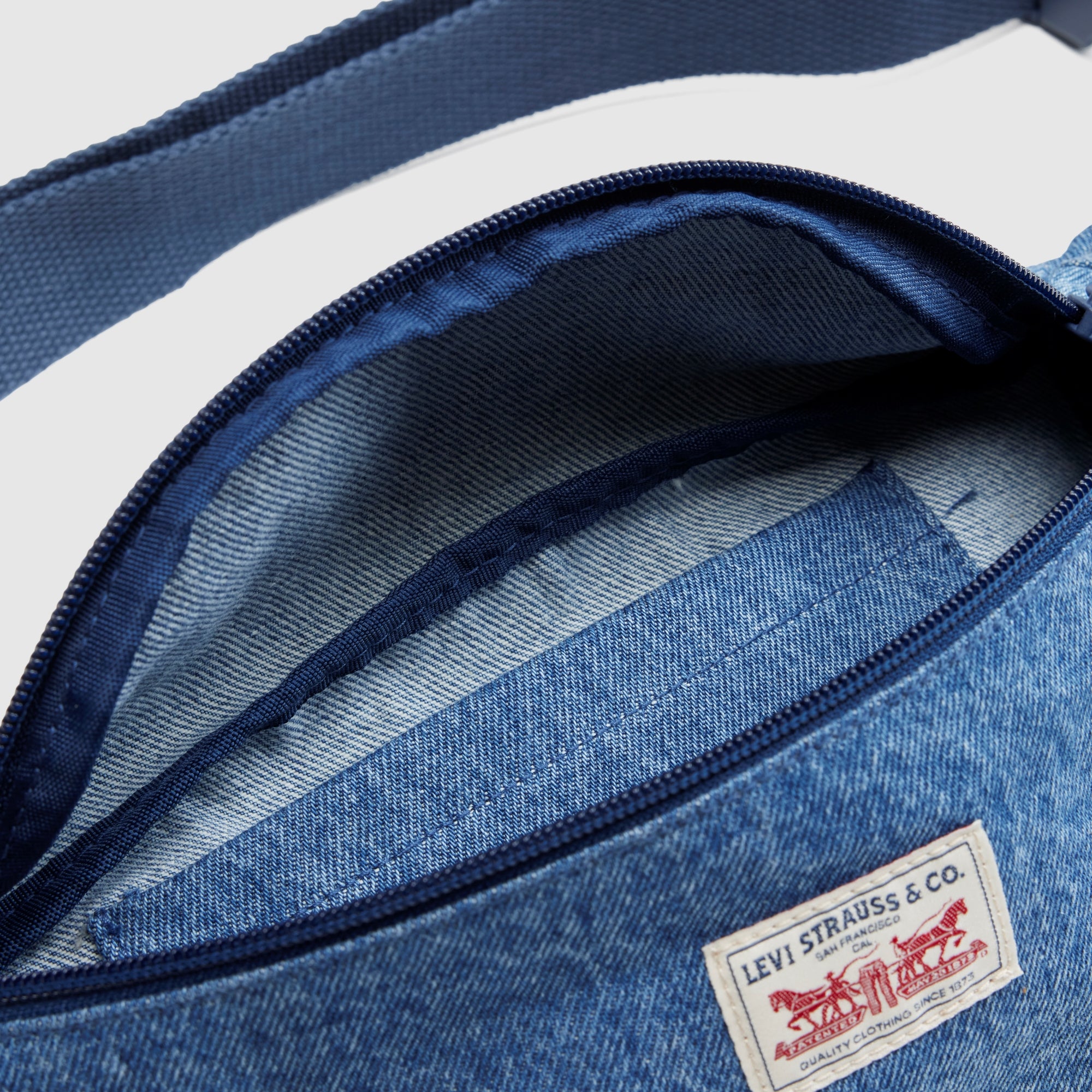 LEVI'S® MEN'S DUBOCE SLING BAG - BLUE