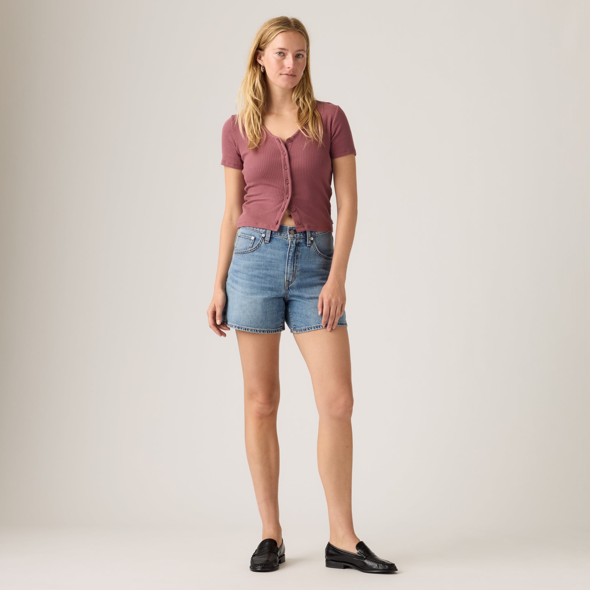 LEVI'S® WOMEN'S CINCH MID-THIGH LIGHTWEIGHT SHORTS - MED INDIGO - WORN