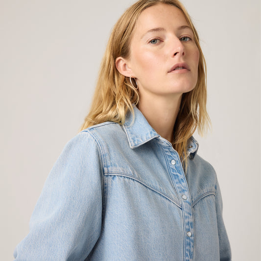 LEVI'S® WOMEN'S LOGAN SHACKET - LIGHT INDIGO - WORN IN