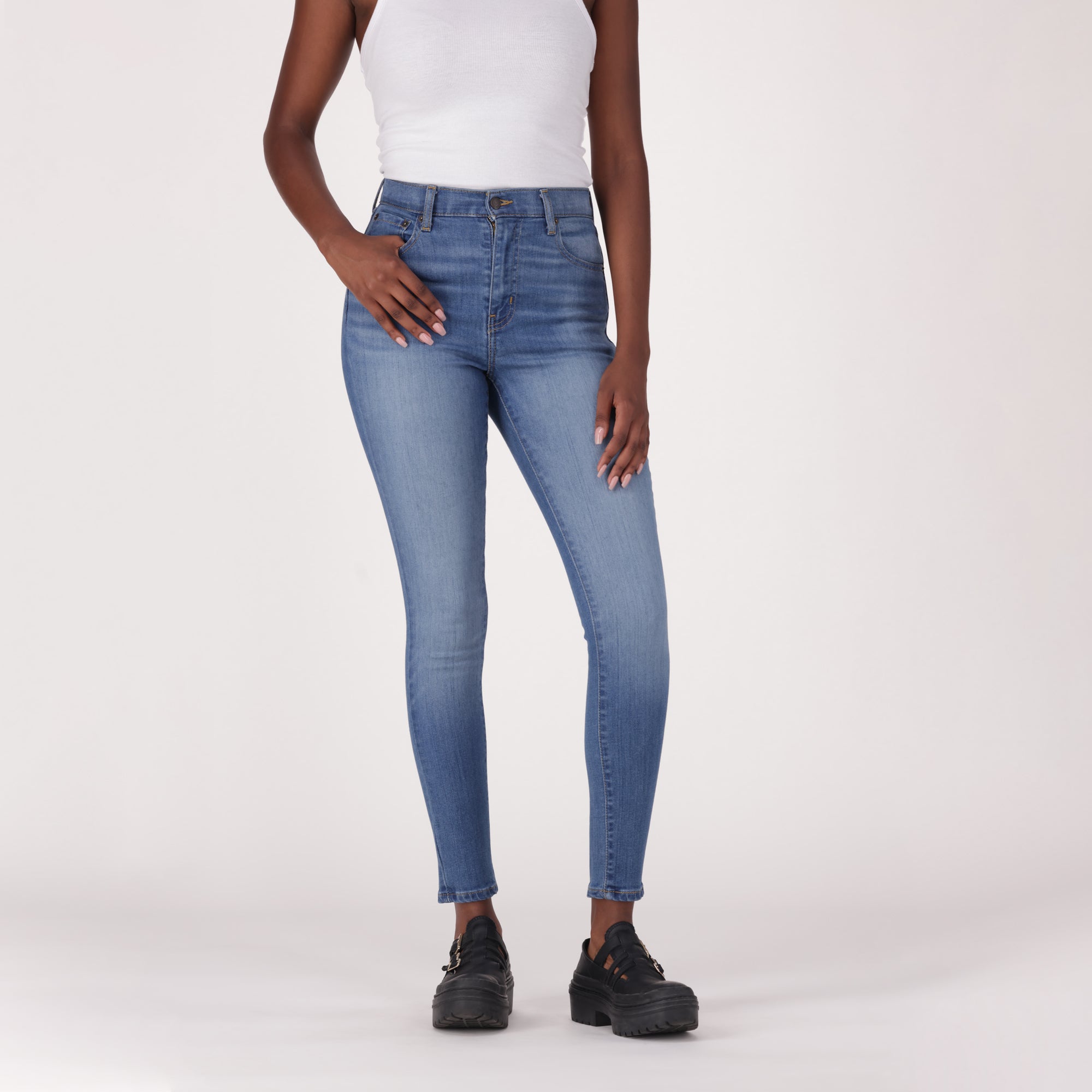LEVI'S® WOMEN'S 720 HIGH-RISE SUPER SKINNY JEANS - MED INDIGO - FLAT FINISH