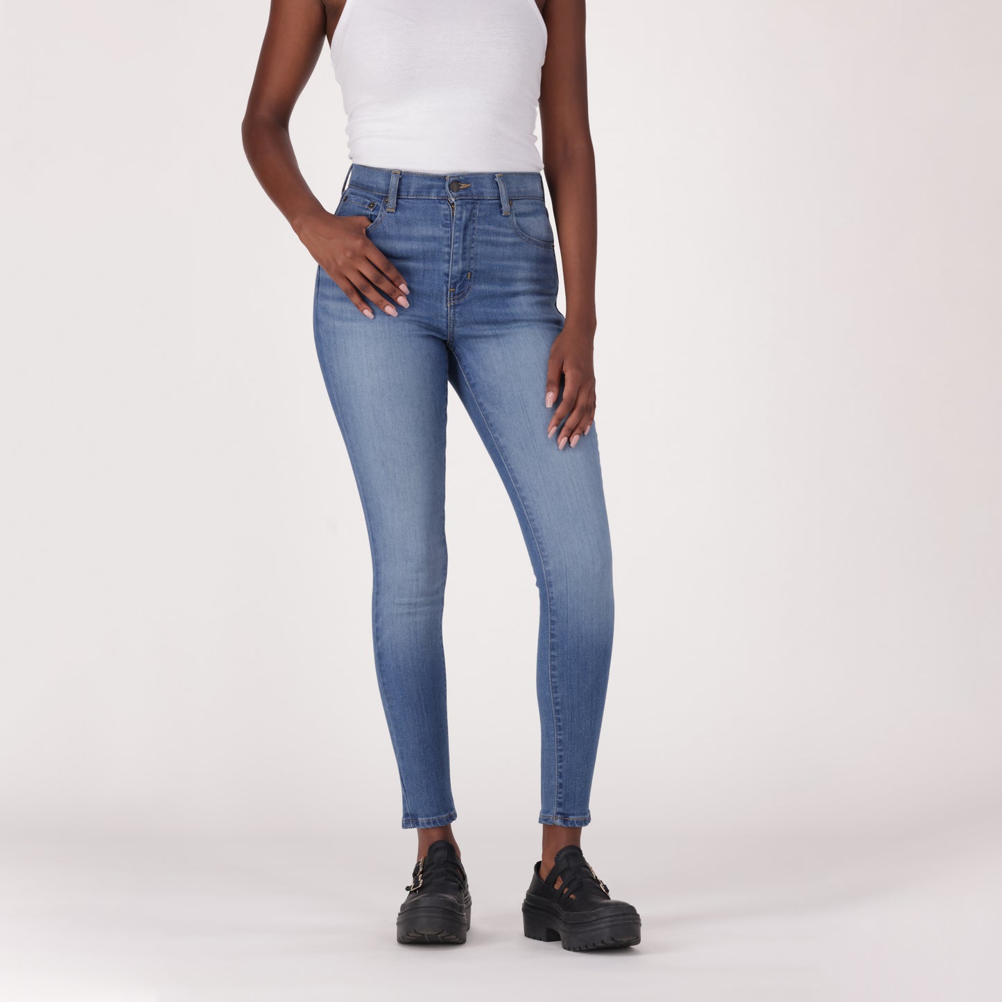 LEVI'S® WOMEN'S 720 HIGH-RISE SUPER SKINNY JEANS - MED INDIGO - FLAT FINISH