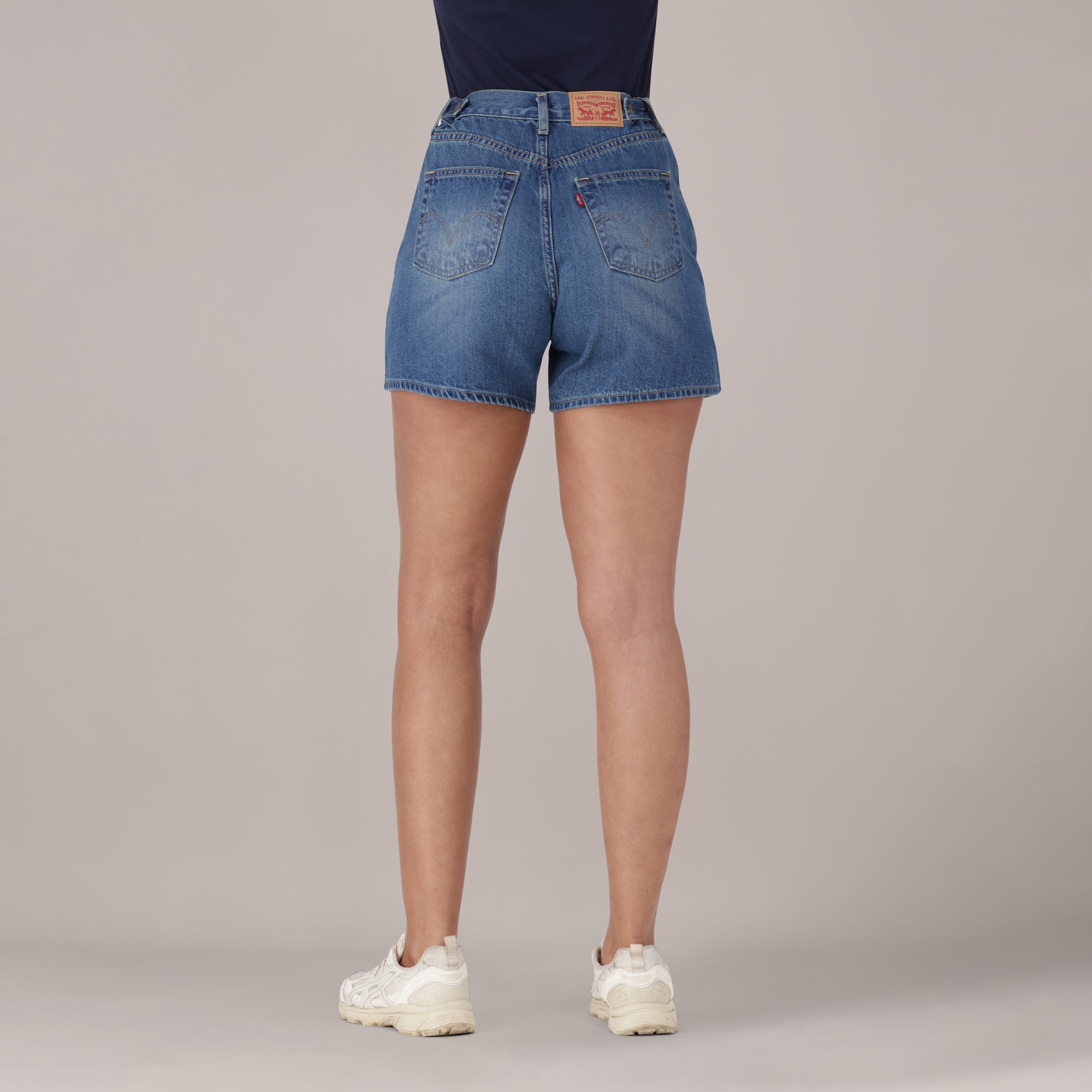 LEVI'S® WOMEN'S CINCH MID-THIGH SHORTS - MED INDIGO - WORN IN