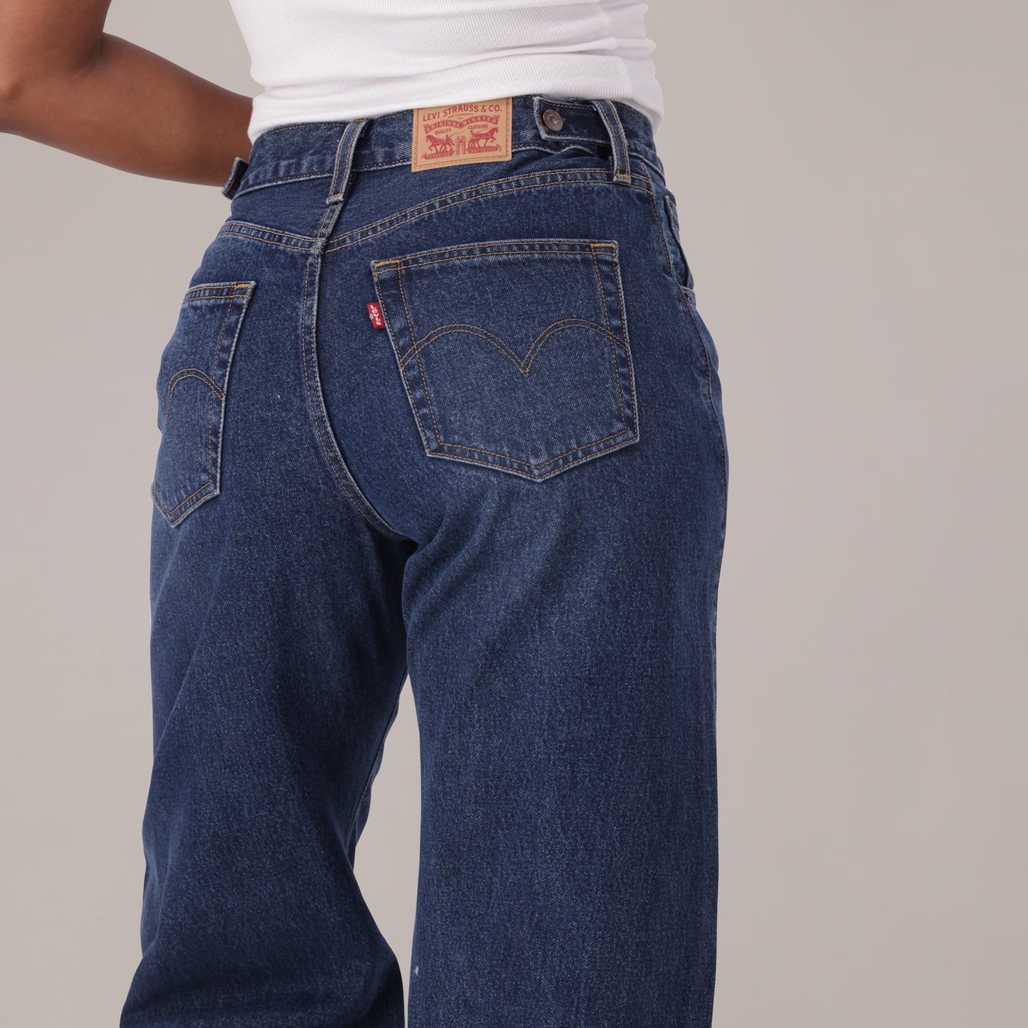 LEVI'S® WOMEN'S CINCH BARREL JEANS - DARK INDIGO - WORN IN