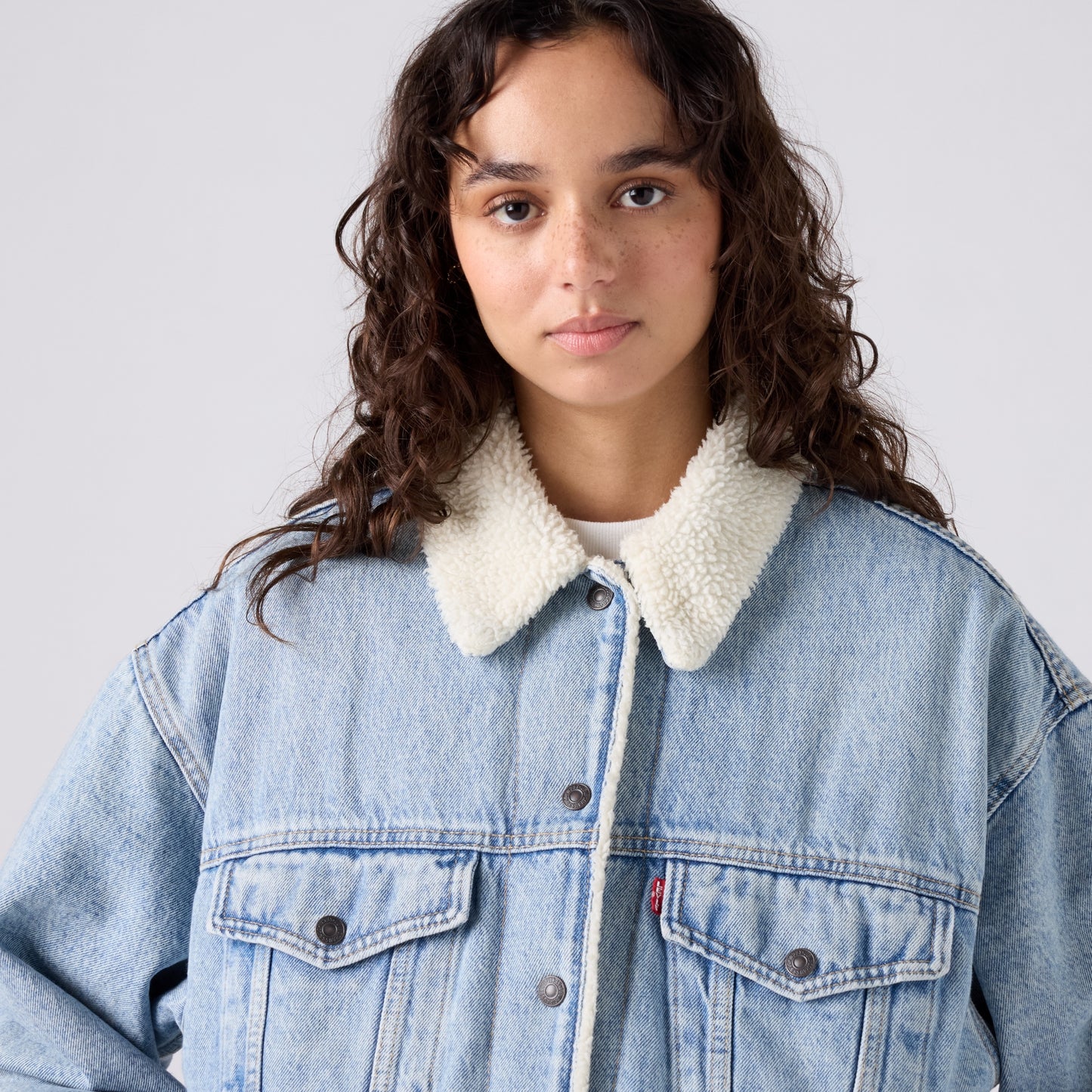 LEVI'S® WOMEN'S '90S SHERPA TRUCKER JACKET - LIGHT INDIGO - WORN IN
