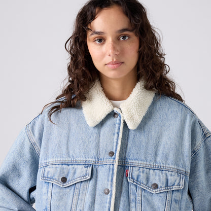LEVI'S® WOMEN'S '90S SHERPA TRUCKER JACKET - LIGHT INDIGO - WORN IN
