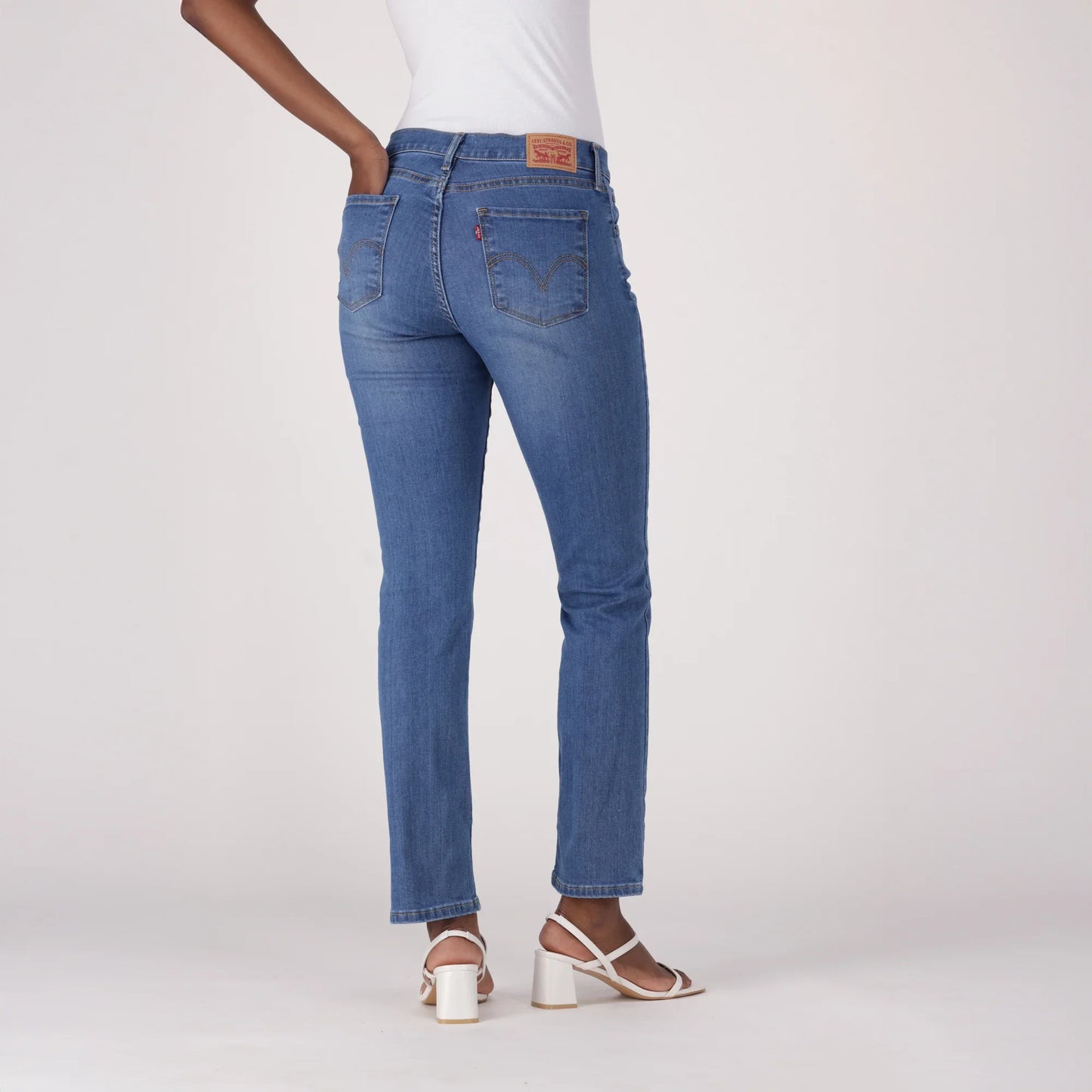 LEVI'S® WOMEN'S CURVY STRAIGHT - MED INDIGO - WORN IN