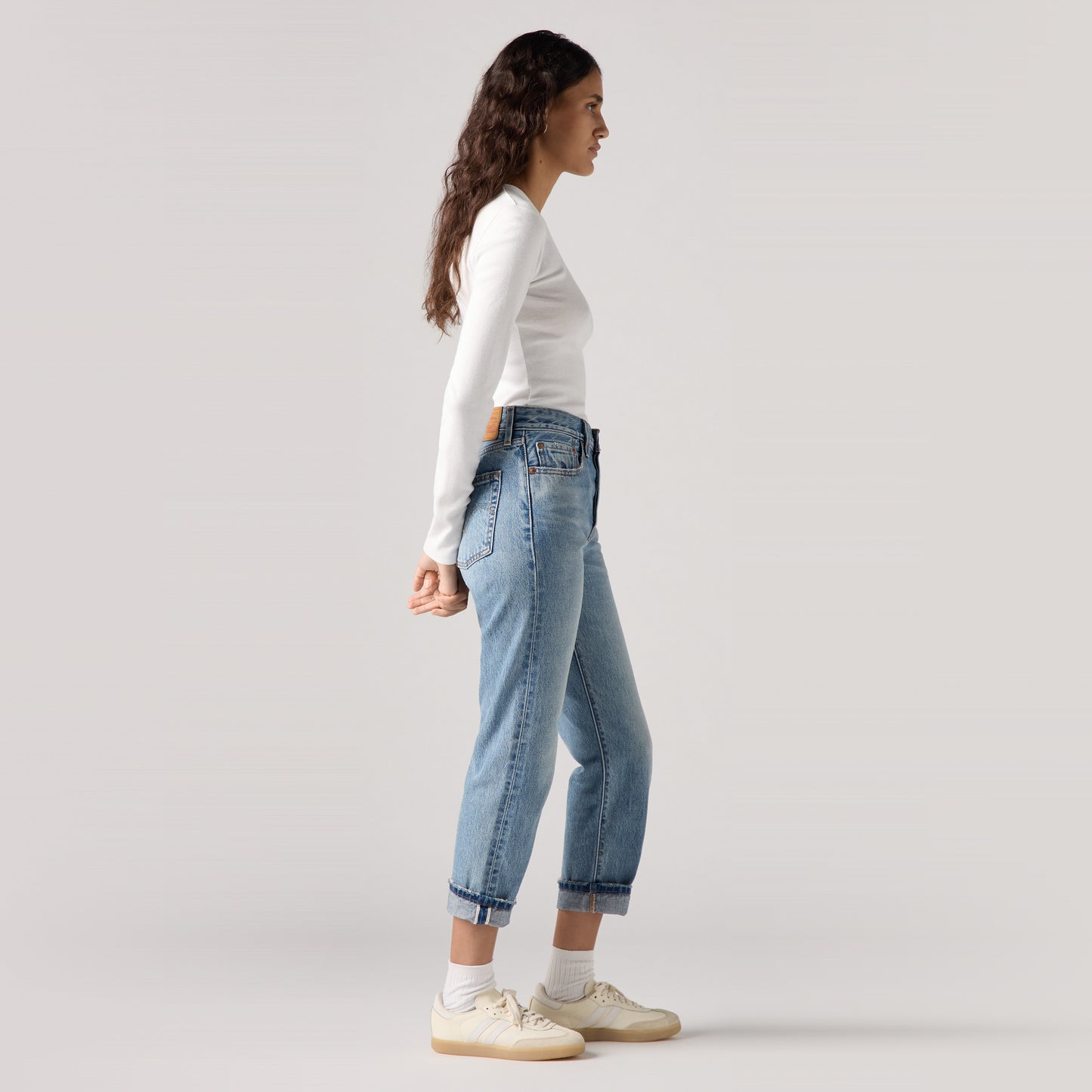 LEVI'S® WOMEN'S 501® ORIGINAL CROPPED SELVEDGE JEANS - MED INDIGO - WORN IN