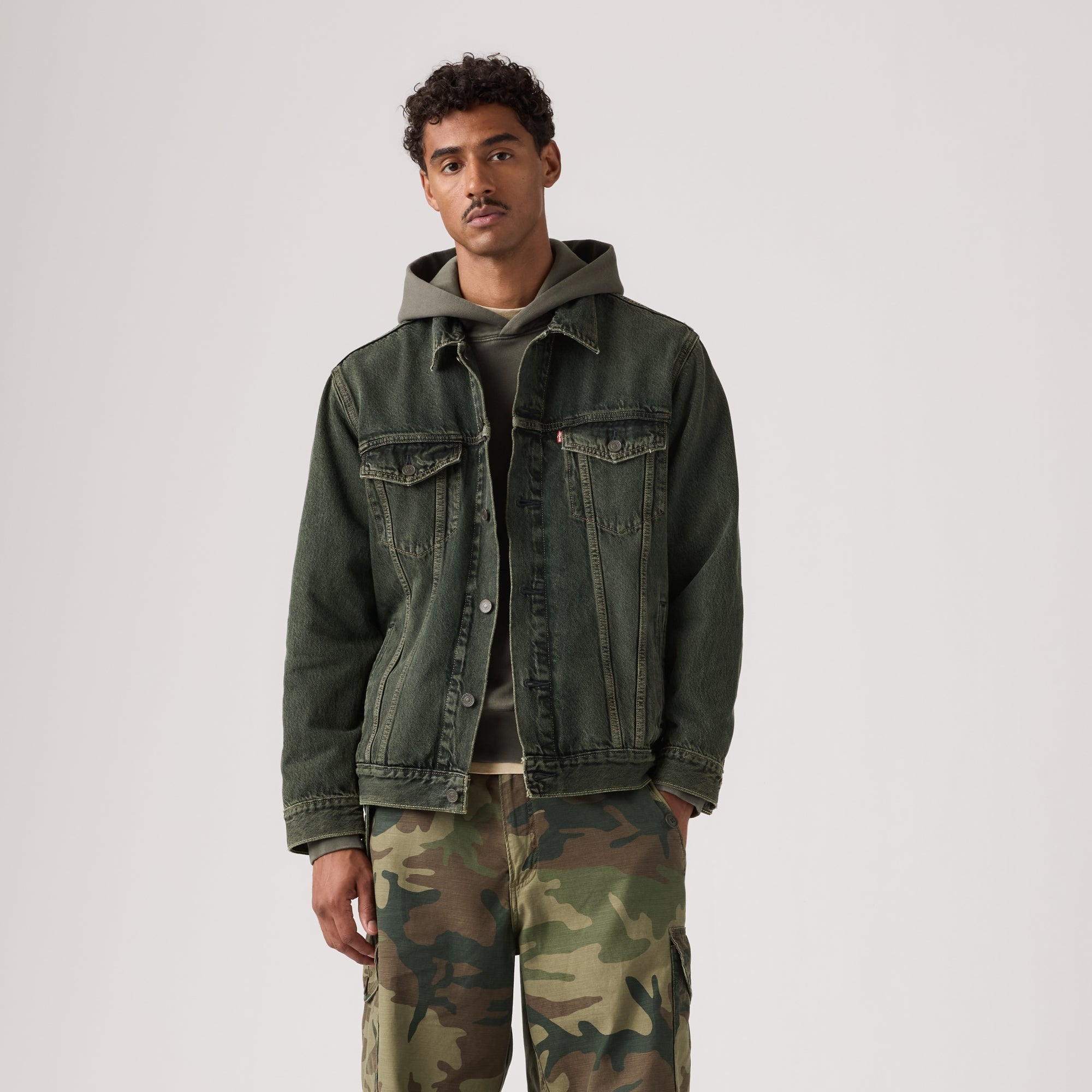 LEVI'S® MEN'S RELAXED TYPE 3 TRUCKER JACKET - MED INDIGO - WORN IN