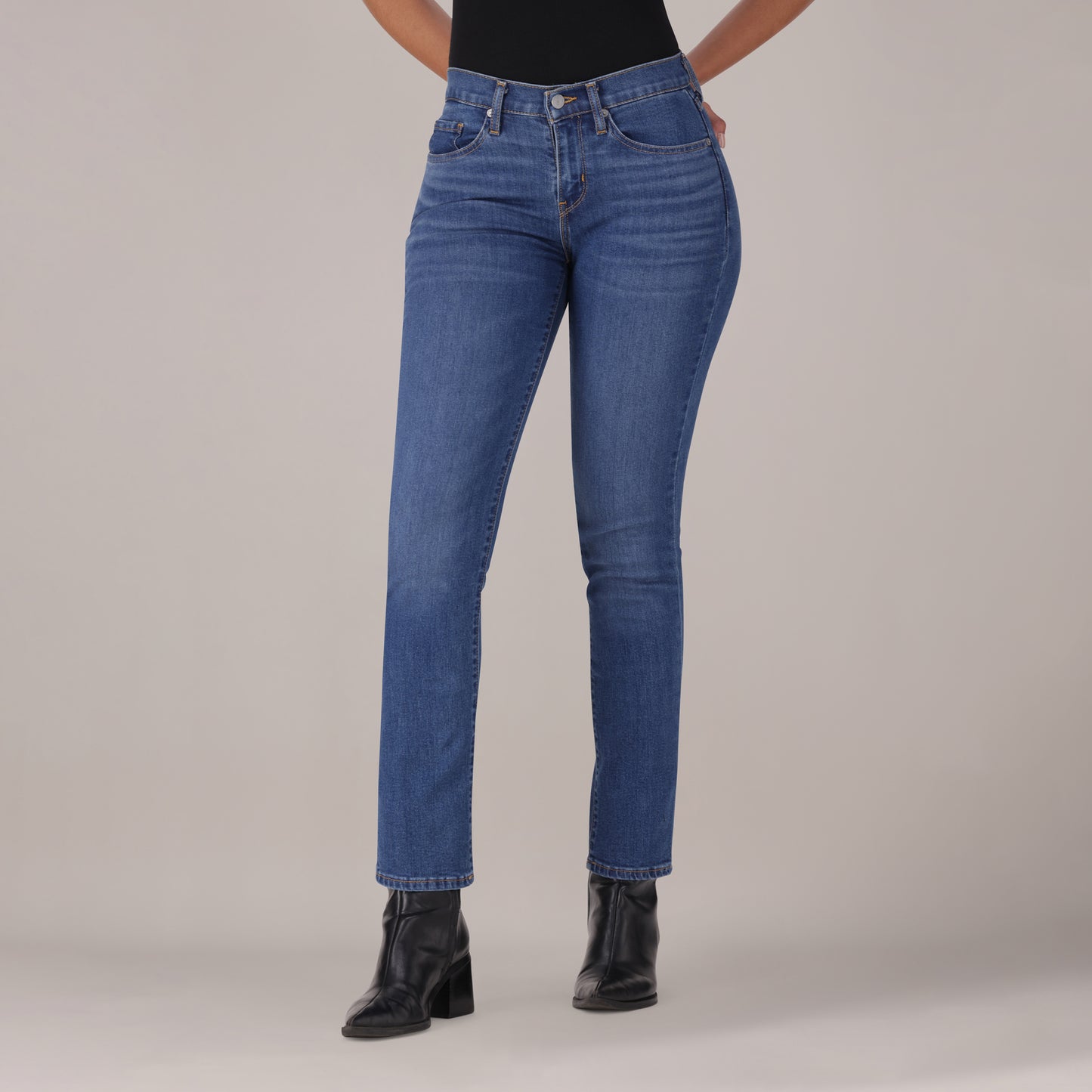 LEVI'S® WOMEN'S CURVY STRAIGHT  - MED INDIGO - WORN IN