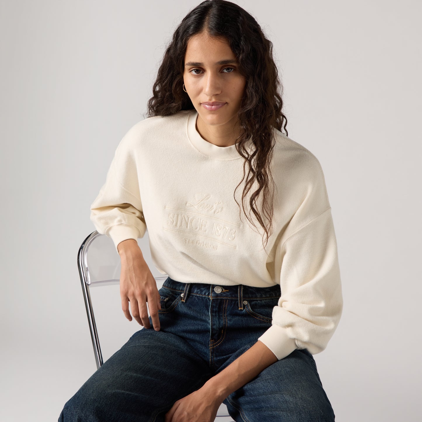 LEVI'S® WOMEN'S GRAPHIC LEO CREWNECK SWEATSHIRT - NEUTRAL
