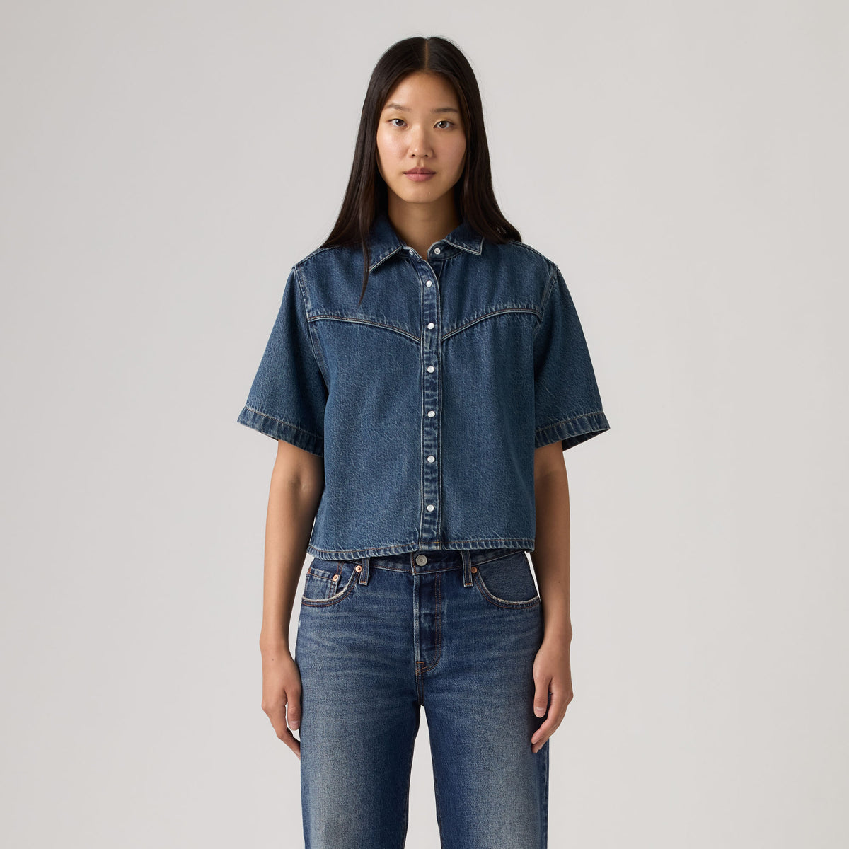 LEVI'S® WOMEN'S LOGAN SHORT-SLEEVE DENIM SHIRT - DARK INDIGO - WORN IN