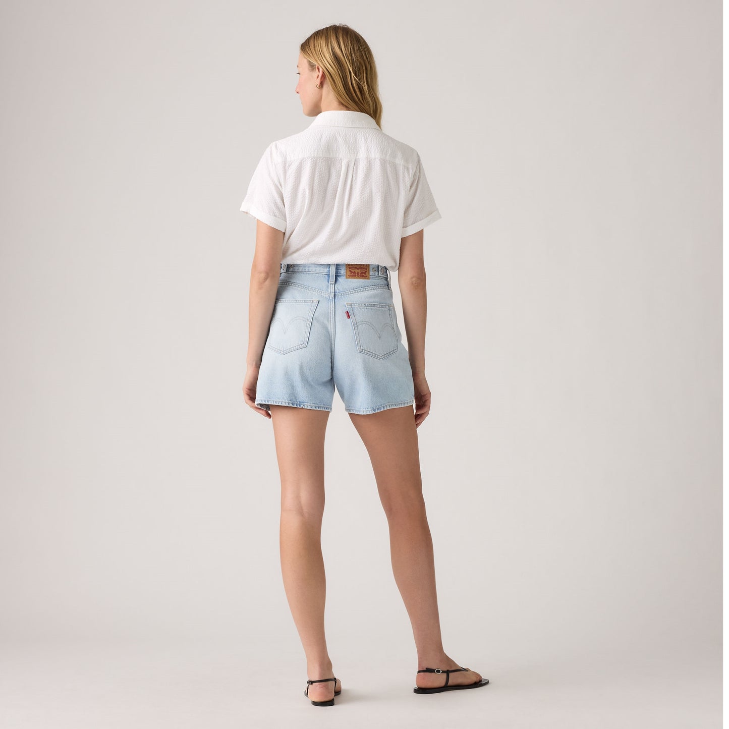 LEVI'S® WOMEN'S CINCH MID-THIGH SHORTS - LIGHT INDIGO - WORN IN
