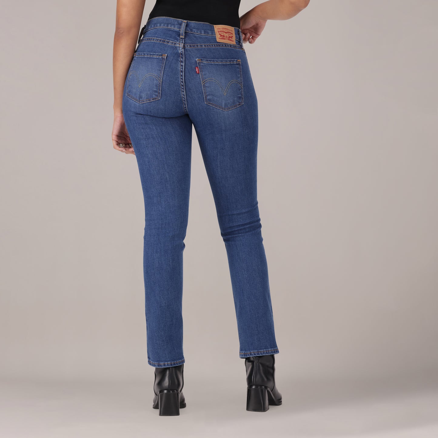 LEVI'S® WOMEN'S CURVY STRAIGHT  - MED INDIGO - WORN IN
