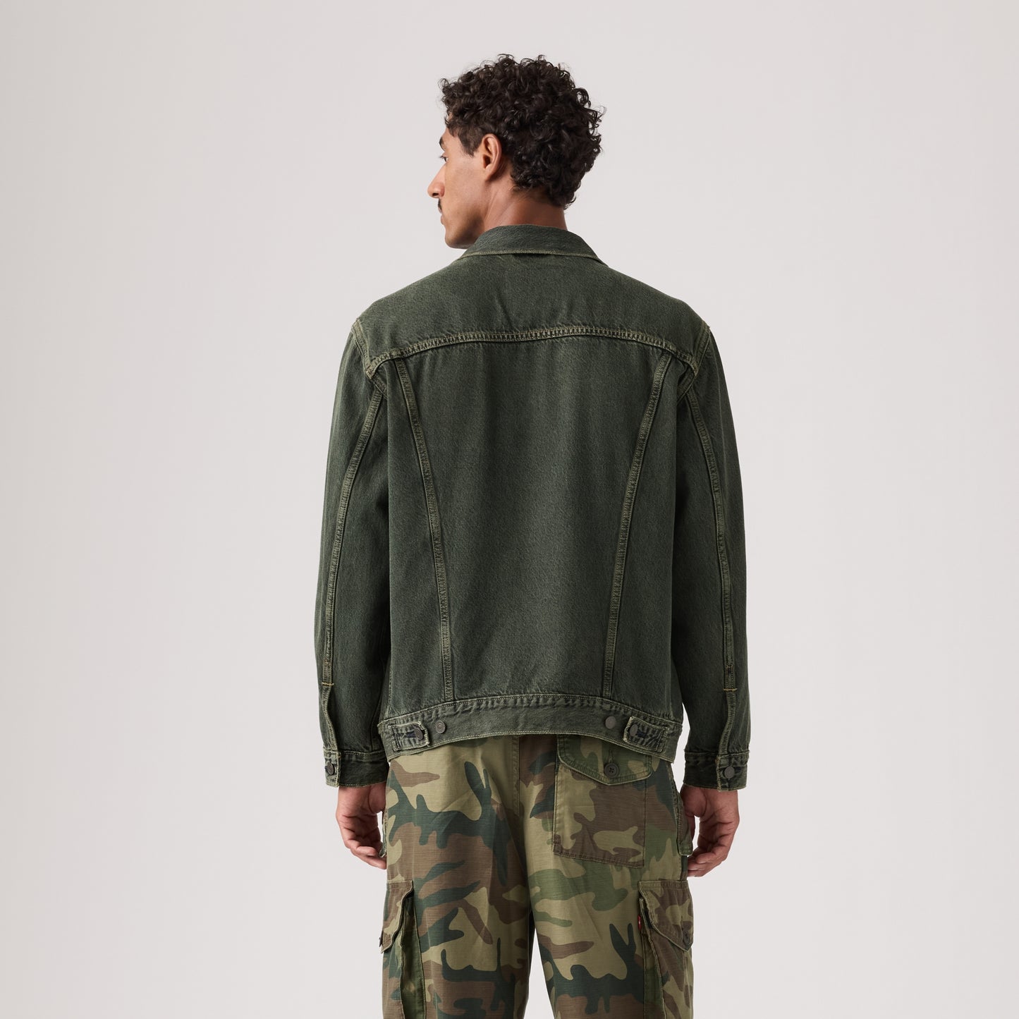 LEVI'S® MEN'S RELAXED TYPE 3 TRUCKER JACKET - MED INDIGO - WORN IN