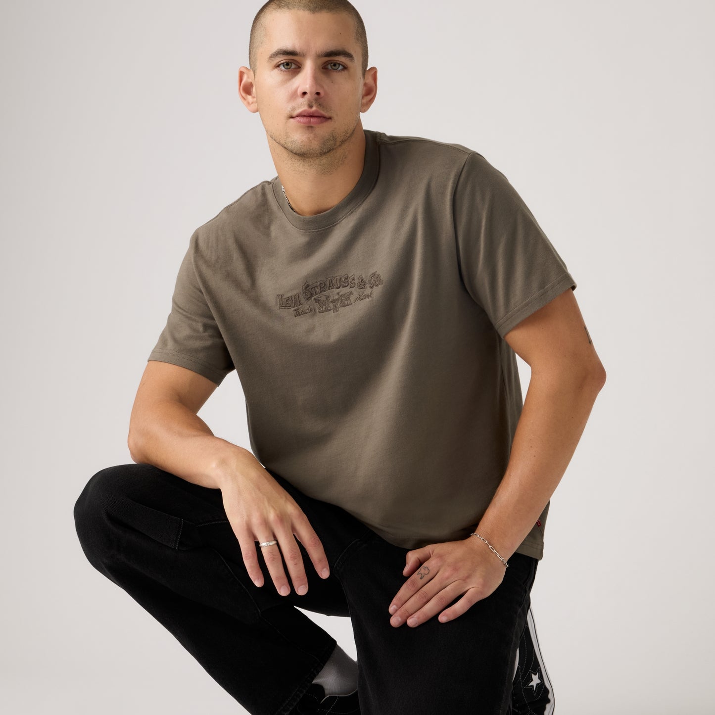 LEVI'S® MEN'S RELAXED SHORT-SLEEVE GRAPHIC T-SHIRT - MULTI COLOUR