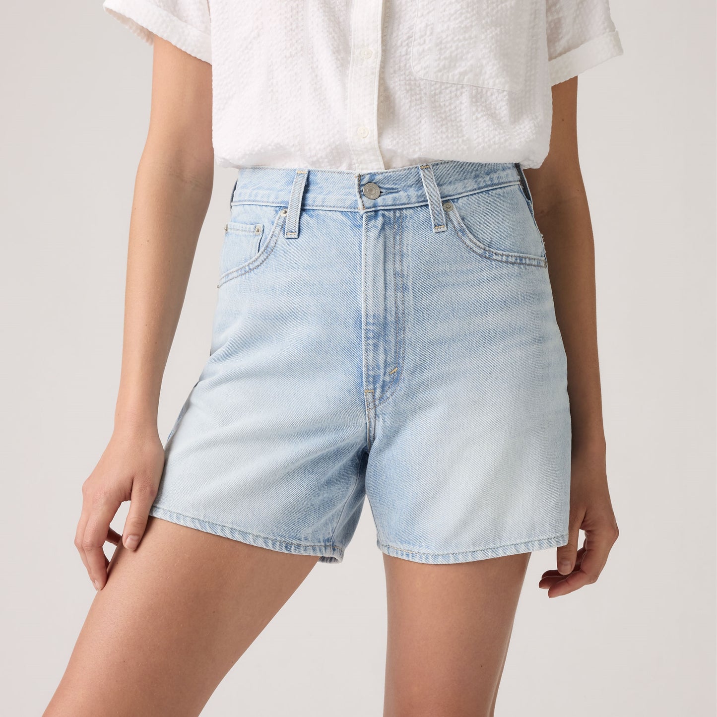 LEVI'S® WOMEN'S CINCH MID-THIGH SHORTS - LIGHT INDIGO - WORN IN