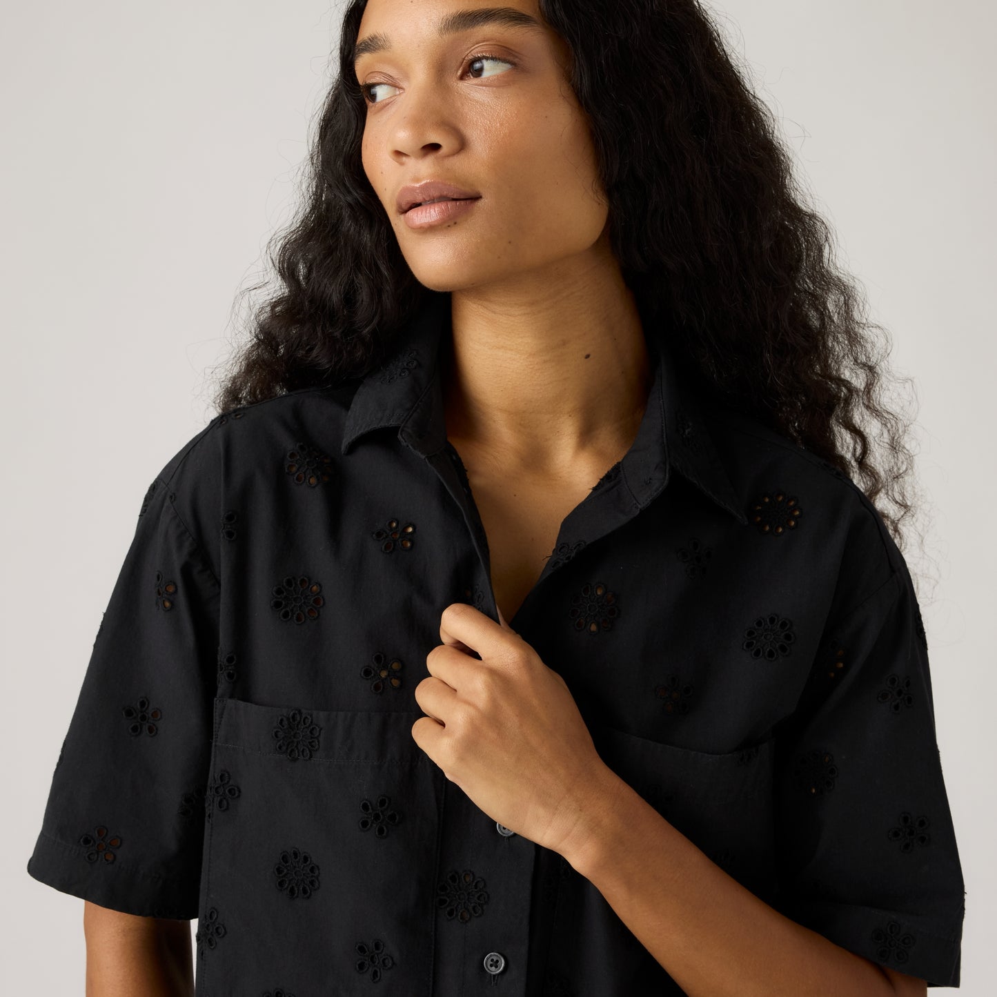 LEVI'S® WOMEN'S NOVELTY HARLIE SHORT-SLEEVE CROPPED SHIRT - BLACK