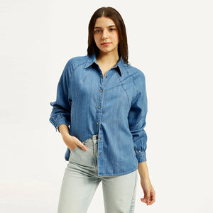 LEVI’S® WOMEN'S SOLID SPREAD COLLAR SHIRT - BLUE