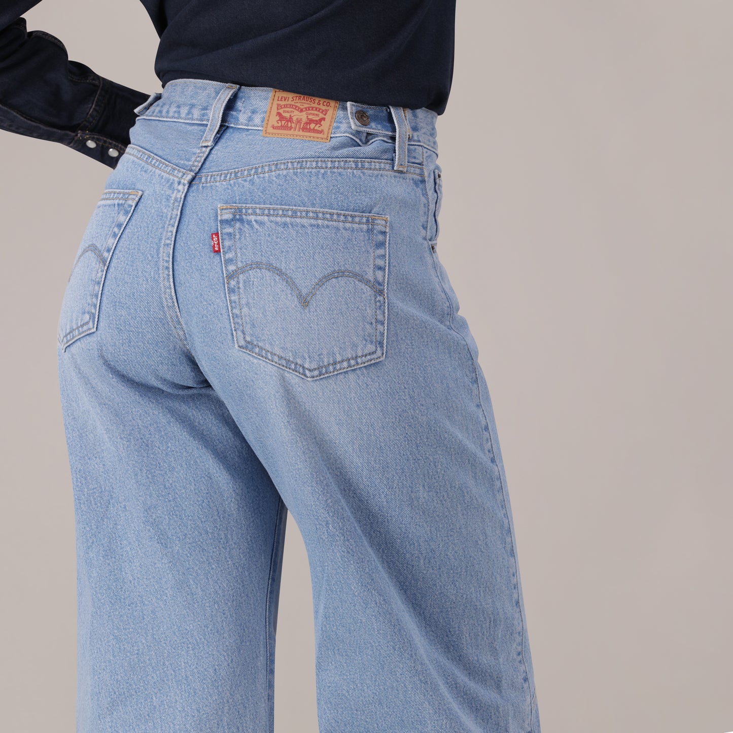 LEVI'S® WOMEN'S CINCH BARREL JEANS - MED INDIGO - WORN IN