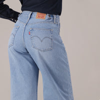 LEVI'S® WOMEN'S CINCH BARREL JEANS - MED INDIGO - WORN IN