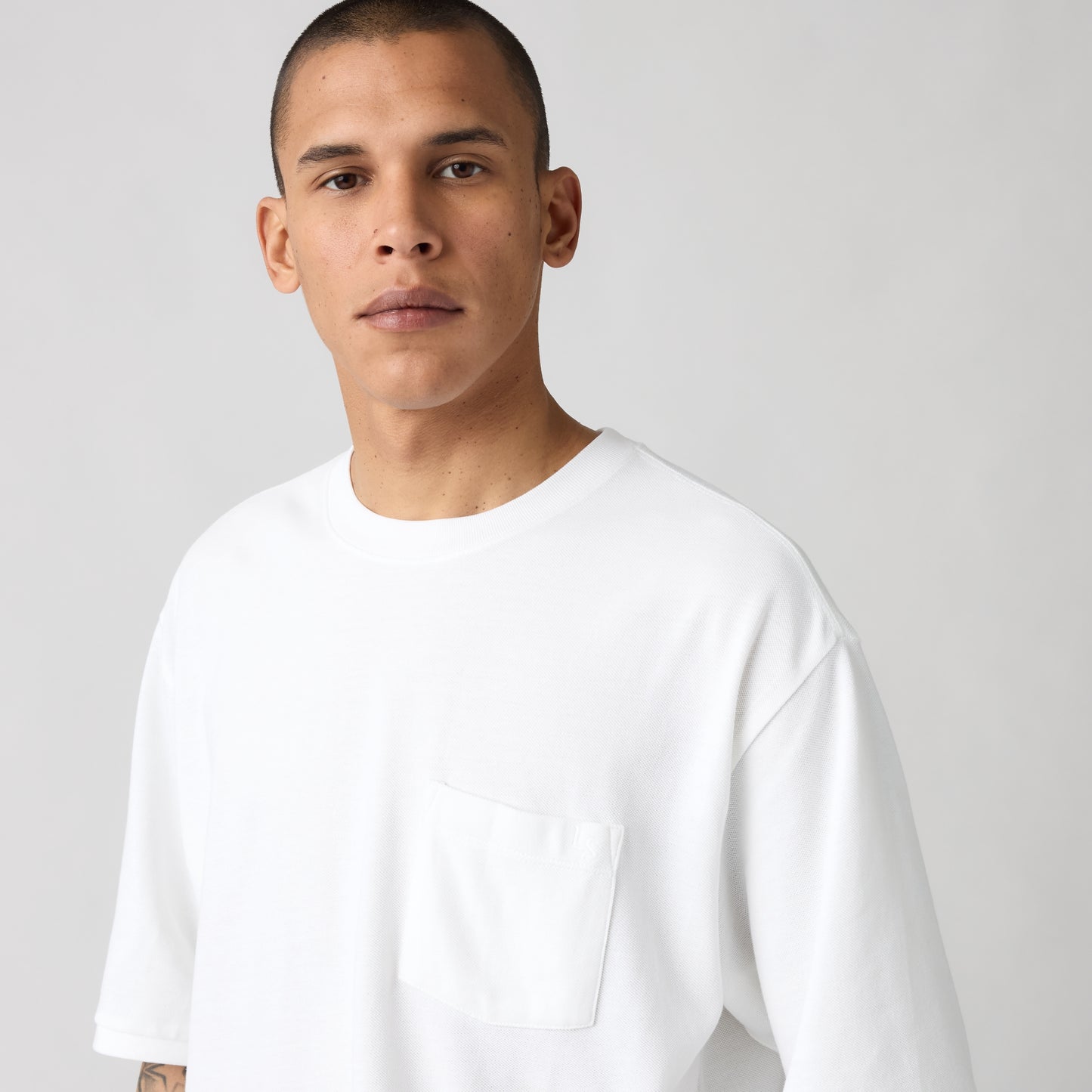 LEVI'S® MEN'S HALF-SLEEVE PIQUE T-SHIRT - NEUTRAL