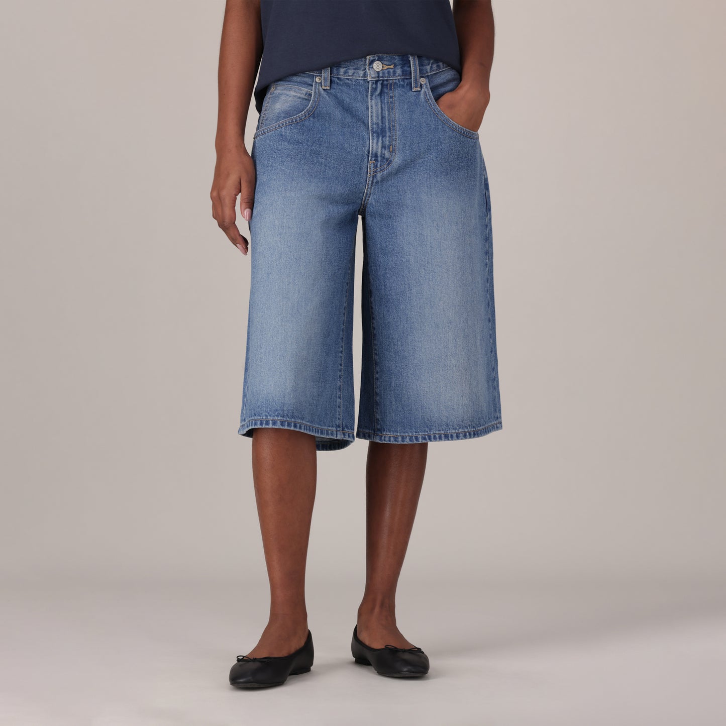 LEVI'S® WOMEN'S SUPER BAGGY JORTS - MED INDIGO - WORN IN