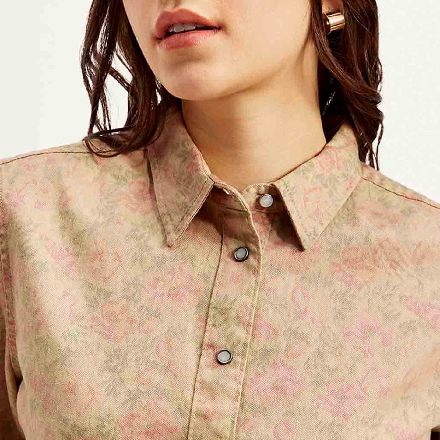 LEVI’S® WOMEN'S FLORAL SPREAD COLLAR SHIRT - TAN